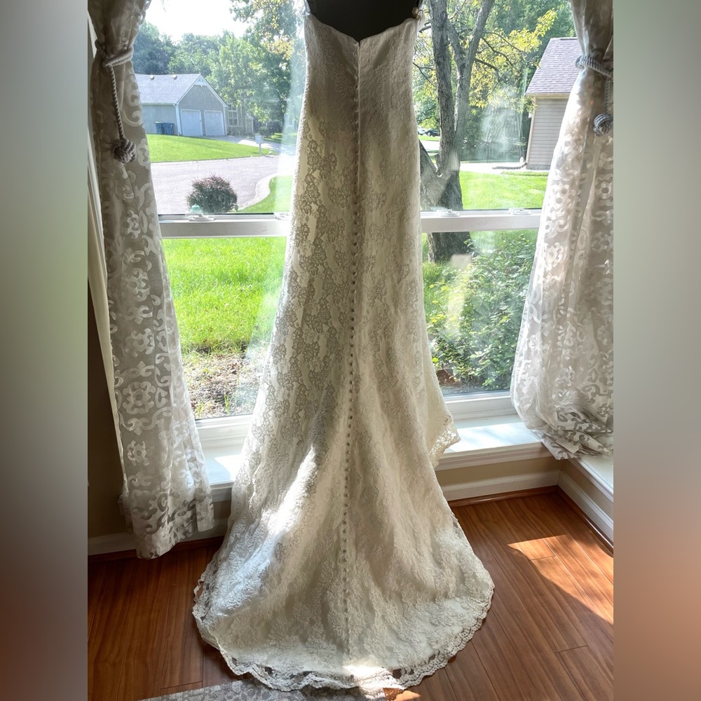 Robert Bullock Wedding Dress: simple, elegant, detailed